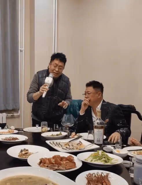 64歲姜育恆在內地與好友聚會，滿臉皺紋顯蒼老，好友唱歌全程黑臉