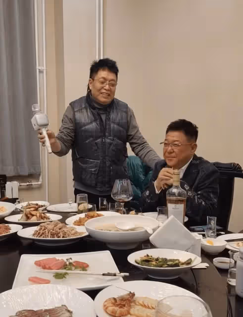 64歲姜育恆在內地與好友聚會，滿臉皺紋顯蒼老，好友唱歌全程黑臉