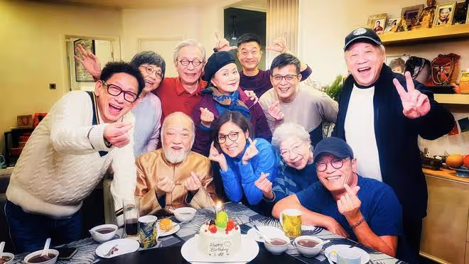 苗僑偉為妻子慶生，當眾親吻太甜蜜，時隔1年再見黃日華難掩喜悅