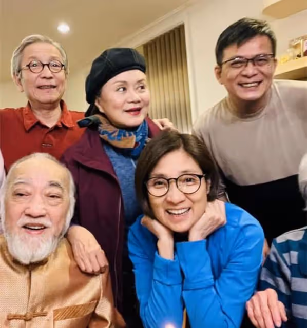 苗僑偉為妻子慶生，當眾親吻太甜蜜，時隔1年再見黃日華難掩喜悅