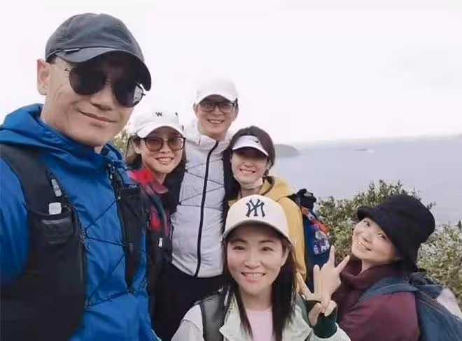 苗僑偉為妻子慶生，當眾親吻太甜蜜，時隔1年再見黃日華難掩喜悅