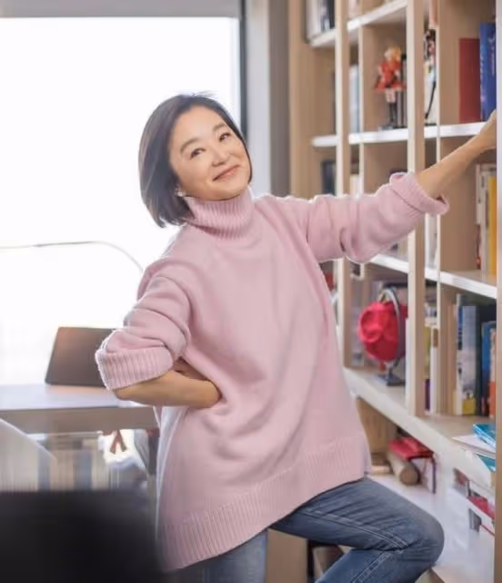 林青霞曬新年美照，書架旁凹造型，詮釋68歲女人的真善美