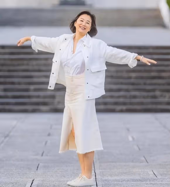 林青霞曬新年美照，書架旁凹造型，詮釋68歲女人的真善美