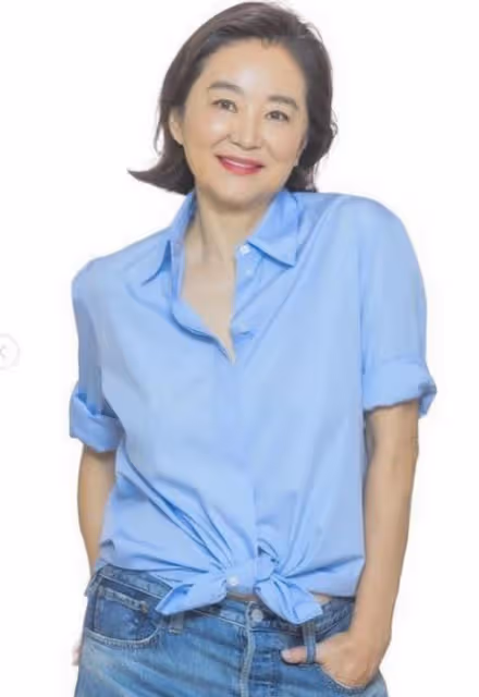 林青霞曬新年美照，書架旁凹造型，詮釋68歲女人的真善美