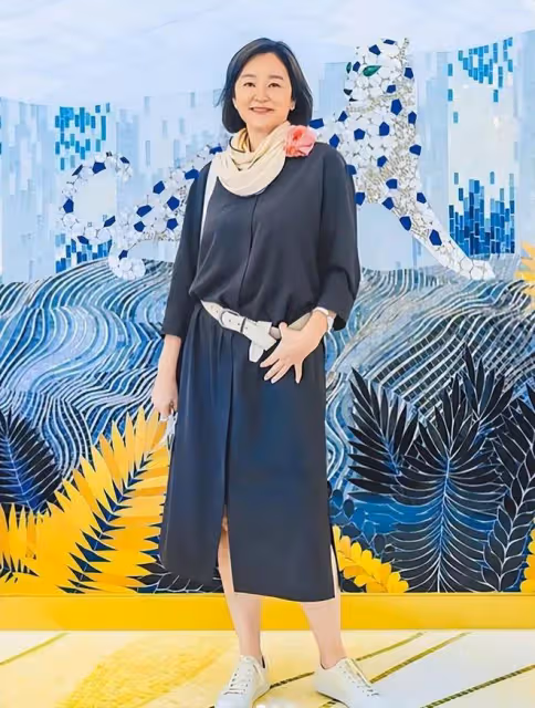 林青霞曬新年美照，書架旁凹造型，詮釋68歲女人的真善美