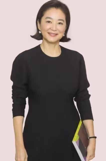 林青霞曬新年美照，書架旁凹造型，詮釋68歲女人的真善美