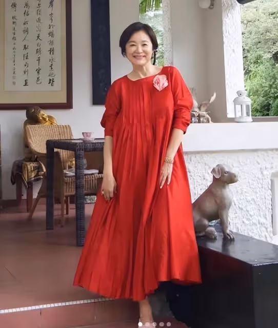 林青霞曬新年美照，書架旁凹造型，詮釋68歲女人的真善美