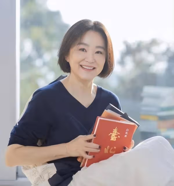 林青霞曬新年美照，書架旁凹造型，詮釋68歲女人的真善美