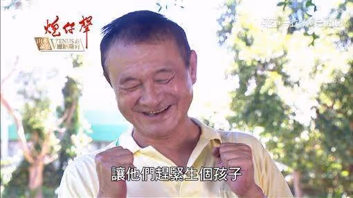 64歲陳慕義太太離世,父兼母職養大兩女兒,近況曝光愛女畢業後,霸氣答謝爸爸:以後就讓我們孝順你吧