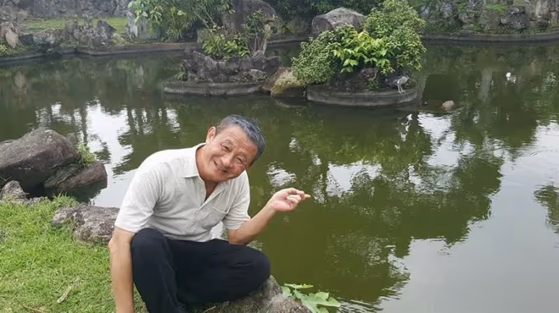 64歲陳慕義太太離世,父兼母職養大兩女兒,近況曝光愛女畢業後,霸氣答謝爸爸:以後就讓我們孝順你吧