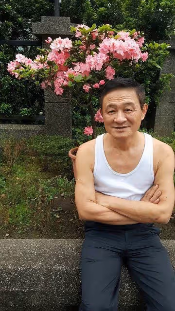 64歲陳慕義太太離世,父兼母職養大兩女兒,近況曝光愛女畢業後,霸氣答謝爸爸:以後就讓我們孝順你吧