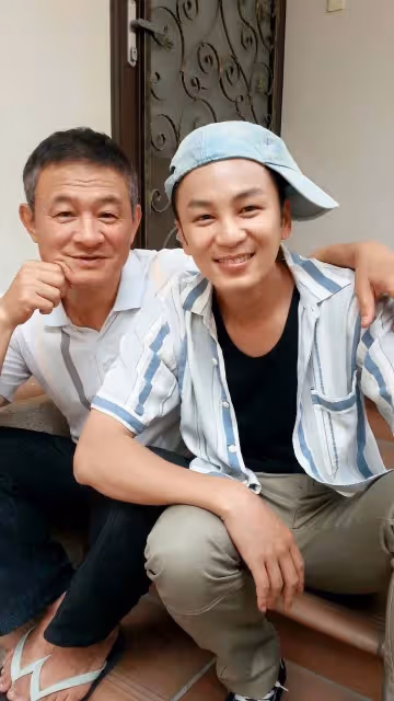 64歲陳慕義太太離世,父兼母職養大兩女兒,近況曝光愛女畢業後,霸氣答謝爸爸:以後就讓我們孝順你吧