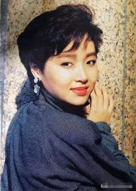 她曾是台灣當紅女星,兩度失婚被稱作萬梓良前妻,今64歲再度出鏡,優雅從容,終於找到自我
