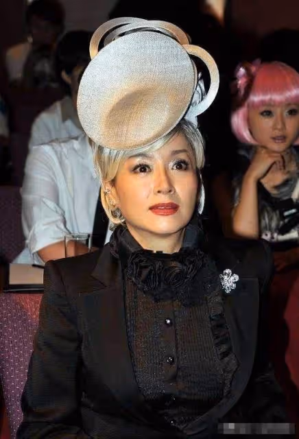 她曾是台灣當紅女星,兩度失婚被稱作萬梓良前妻,今64歲再度出鏡,優雅從容,終於找到自我
