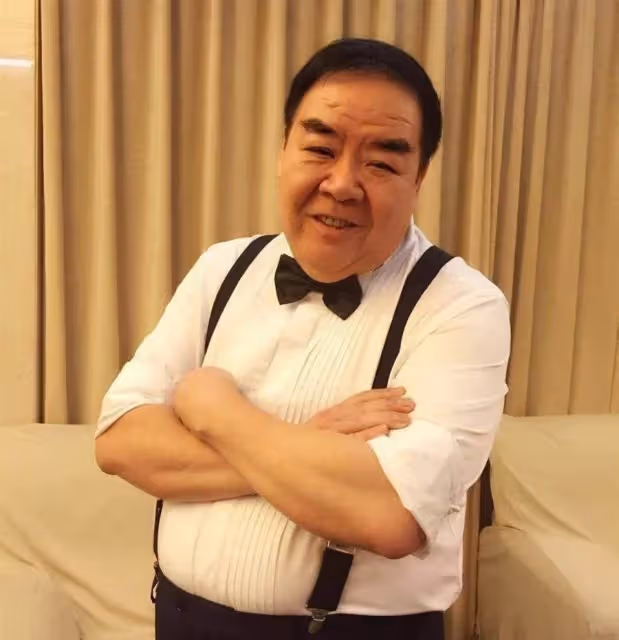 71歲肥貓鄭則仕:住貧民窟十年還清8000萬欠款,妻子患病仍愛心捐款
