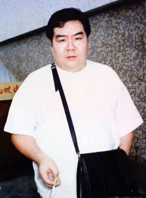 71歲肥貓鄭則仕:住貧民窟十年還清8000萬欠款,妻子患病仍愛心捐款