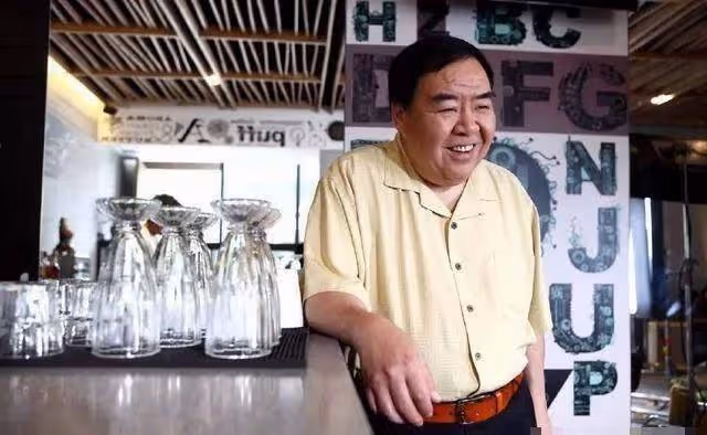 71歲肥貓鄭則仕:住貧民窟十年還清8000萬欠款,妻子患病仍愛心捐款