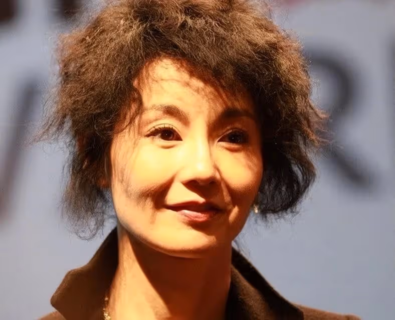 息影18年！58歲張曼玉「近況曝光」　身形乾瘦住貧民區「不婚無子」直言：每天過得很快樂