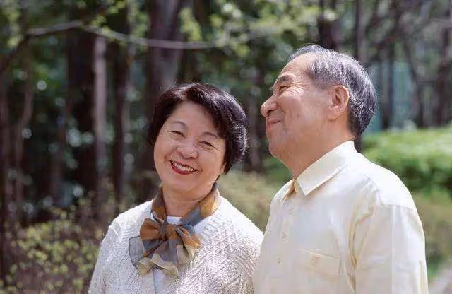 不想麻煩子女！65歲阿姨「再婚找依靠」　3個月後「深夜逃離」老伴家：一切都是騙局