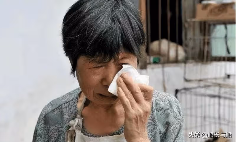 親上加親？62歲大媽臥病在床「親家公殷勤伺候」　大媽「哭著拒絕」：我們根本不可能