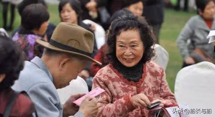 親上加親？62歲大媽臥病在床「親家公殷勤伺候」　大媽「哭著拒絕」：我們根本不可能