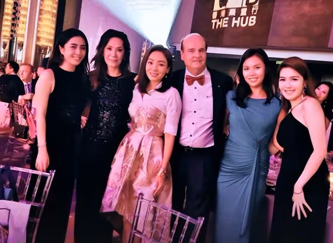 湯鎮宗倆女兒罕同框！長相相似美貌出眾，長女將嫁馬國明心情好
