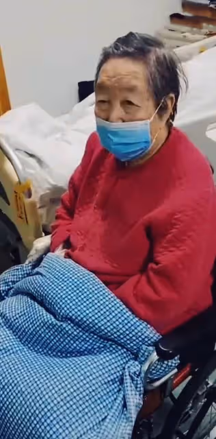 《大花轎》演唱者火風透露母親去世，插管搶救數天卻沒躲過這一劫