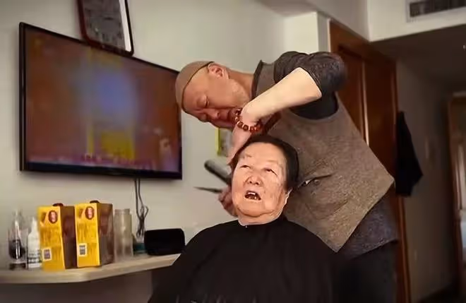 《大花轎》演唱者火風透露母親去世，插管搶救數天卻沒躲過這一劫