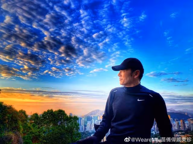 苗僑偉返港後為妻子慶生！多位圈中人現身撐場，兩夫妻甜蜜親吻
