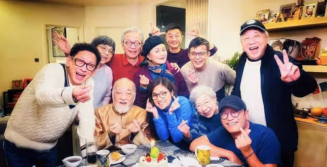 苗僑偉返港後為妻子慶生！多位圈中人現身撐場，兩夫妻甜蜜親吻