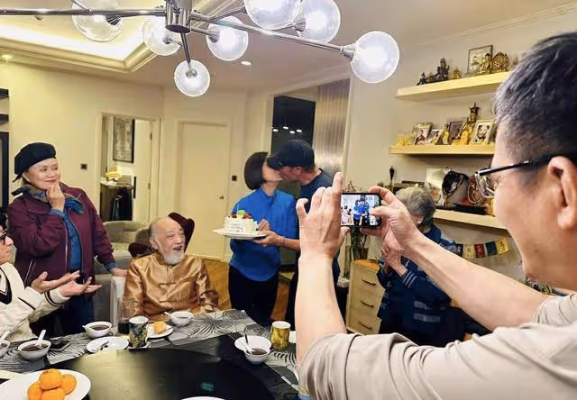苗僑偉返港後為妻子慶生！多位圈中人現身撐場，兩夫妻甜蜜親吻