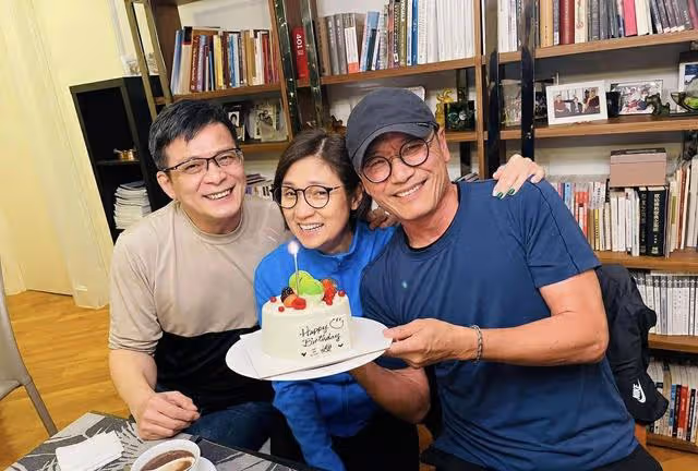苗僑偉返港後為妻子慶生！多位圈中人現身撐場，兩夫妻甜蜜親吻