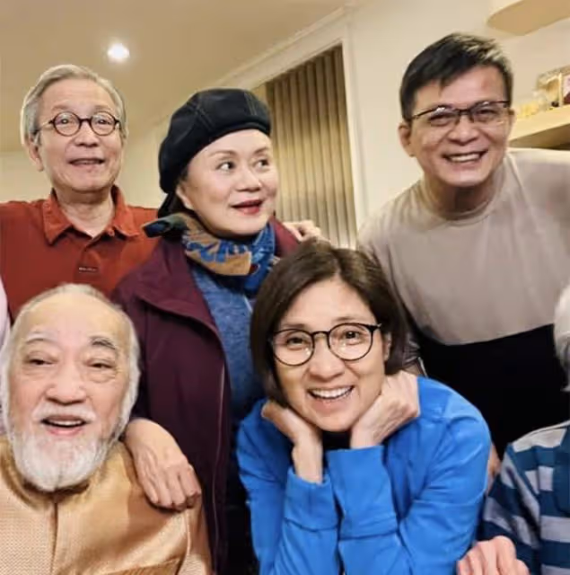 苗僑偉返港後為妻子慶生！多位圈中人現身撐場，兩夫妻甜蜜親吻