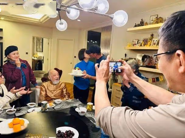 苗僑偉與三嫂接吻慶生!回港與黃日華、夏雨等聚會!