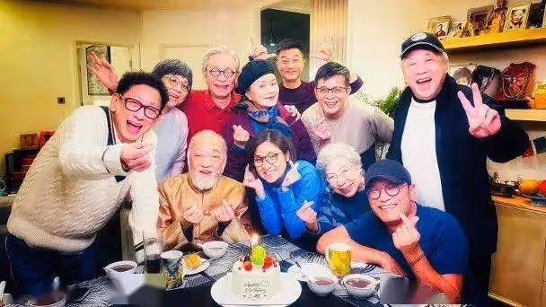 苗僑偉與三嫂接吻慶生!回港與黃日華、夏雨等聚會!