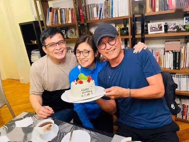 苗僑偉與三嫂接吻慶生!回港與黃日華、夏雨等聚會!