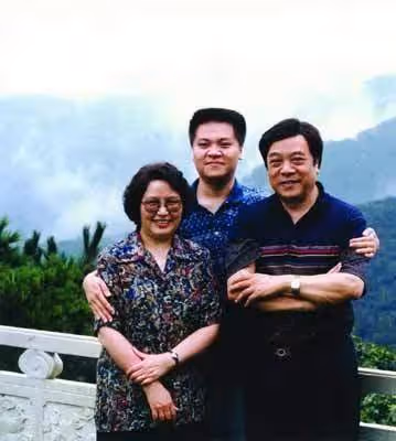 趙忠祥字畫從幾十萬跌到幾百塊,老書法家發話:他就不應該寫字賣