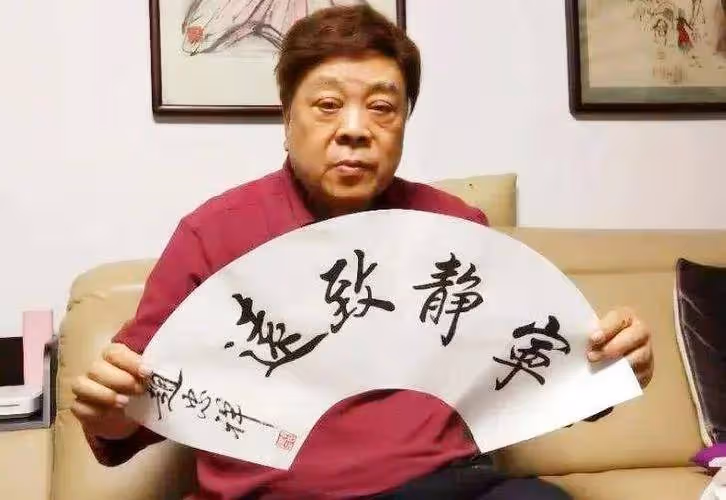 趙忠祥字畫從幾十萬跌到幾百塊,老書法家發話:他就不應該寫字賣