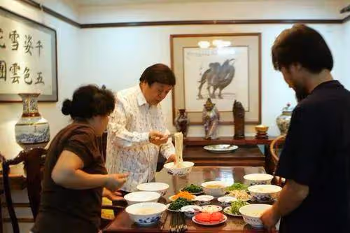 趙忠祥字畫從幾十萬跌到幾百塊,老書法家發話:他就不應該寫字賣