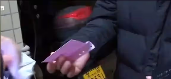 自私父母年輕只顧享樂,如今要兒子遷拆款治病,母親:就要你拿錢