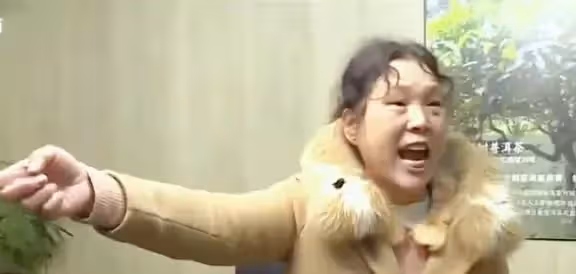 自私父母年輕只顧享樂,如今要兒子遷拆款治病,母親:就要你拿錢