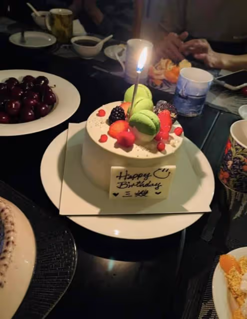 苗僑偉回國為61歲戚美珍慶生，相戀40年仍當眾熱吻，黃日華等齊聚