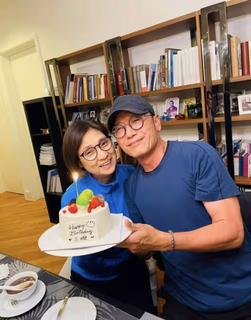 苗僑偉回國為61歲戚美珍慶生，相戀40年仍當眾熱吻，黃日華等齊聚