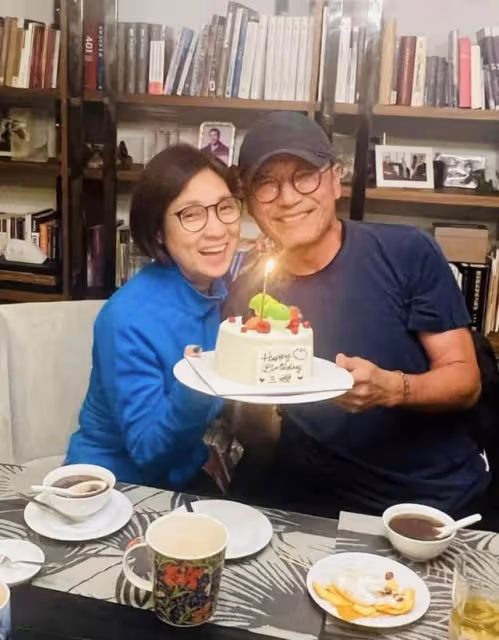 苗僑偉回國為61歲戚美珍慶生，相戀40年仍當眾熱吻，黃日華等齊聚