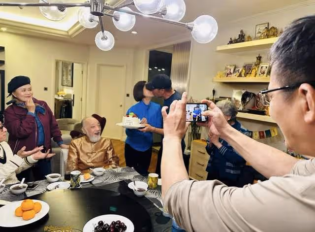 苗僑偉回國為61歲戚美珍慶生，相戀40年仍當眾熱吻，黃日華等齊聚