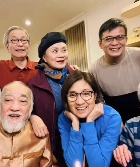 苗僑偉回國為61歲戚美珍慶生，相戀40年仍當眾熱吻，黃日華等齊聚