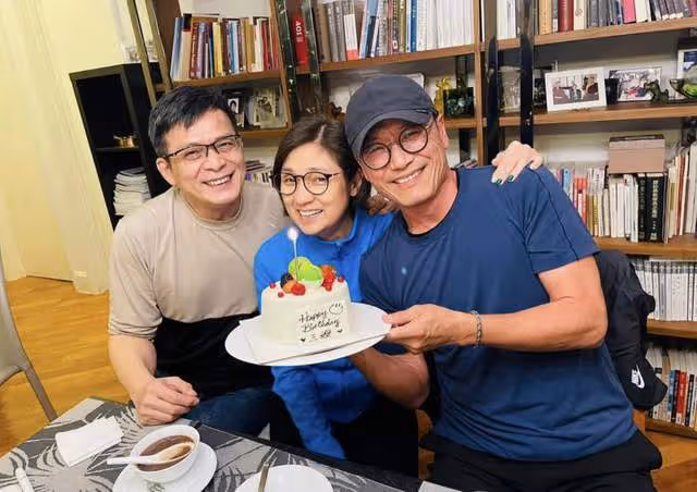 苗僑偉回國為61歲戚美珍慶生,相戀40年仍當眾熱吻,黃日華等齊聚