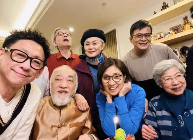 苗僑偉回國為61歲戚美珍慶生,相戀40年仍當眾熱吻,黃日華等齊聚
