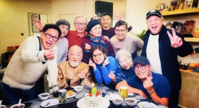 苗僑偉回國為61歲戚美珍慶生,相戀40年仍當眾熱吻,黃日華等齊聚