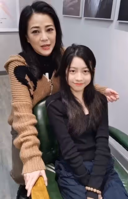 知名港星罕見曬娃!15歲女兒白到發光,拆掉5年牙套顏值大幅提升